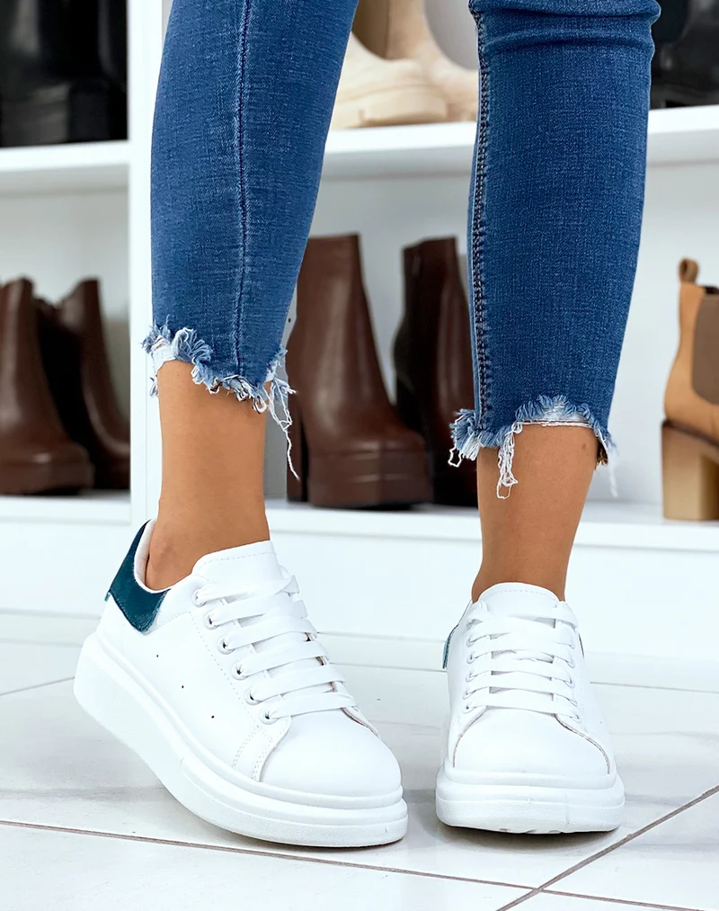 Basket blanches avec empiècement arrière en effet velours bleu