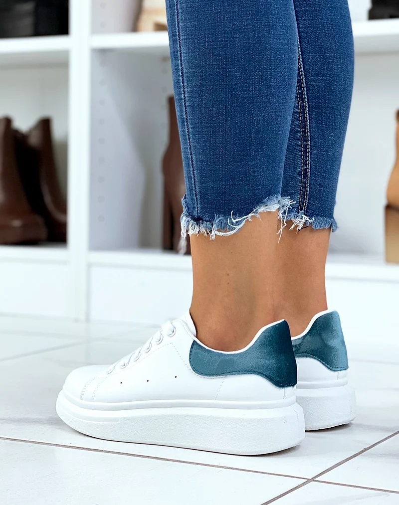 Basket blanches avec empiècement arrière en effet velours bleu