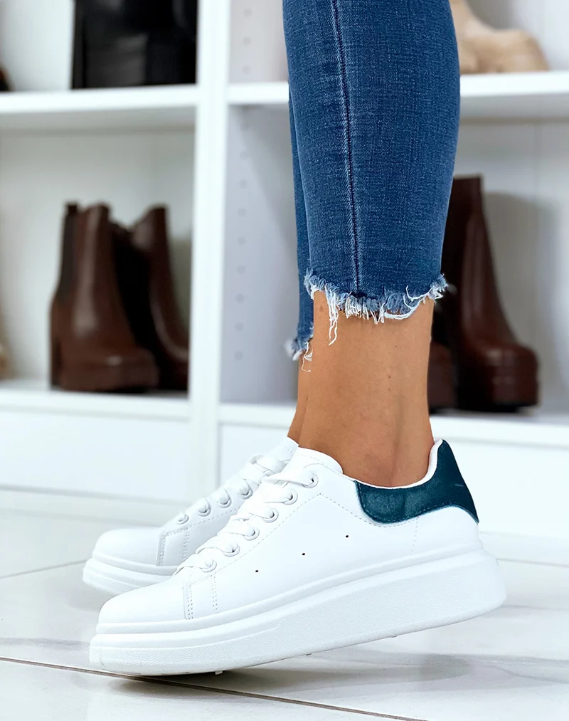 Basket blanches avec empiècement arrière en effet velours bleu