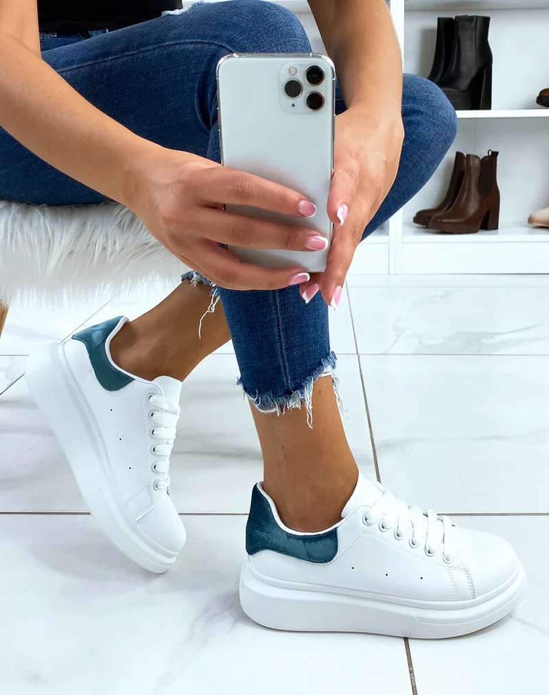 Basket blanches avec empiècement arrière en effet velours bleu