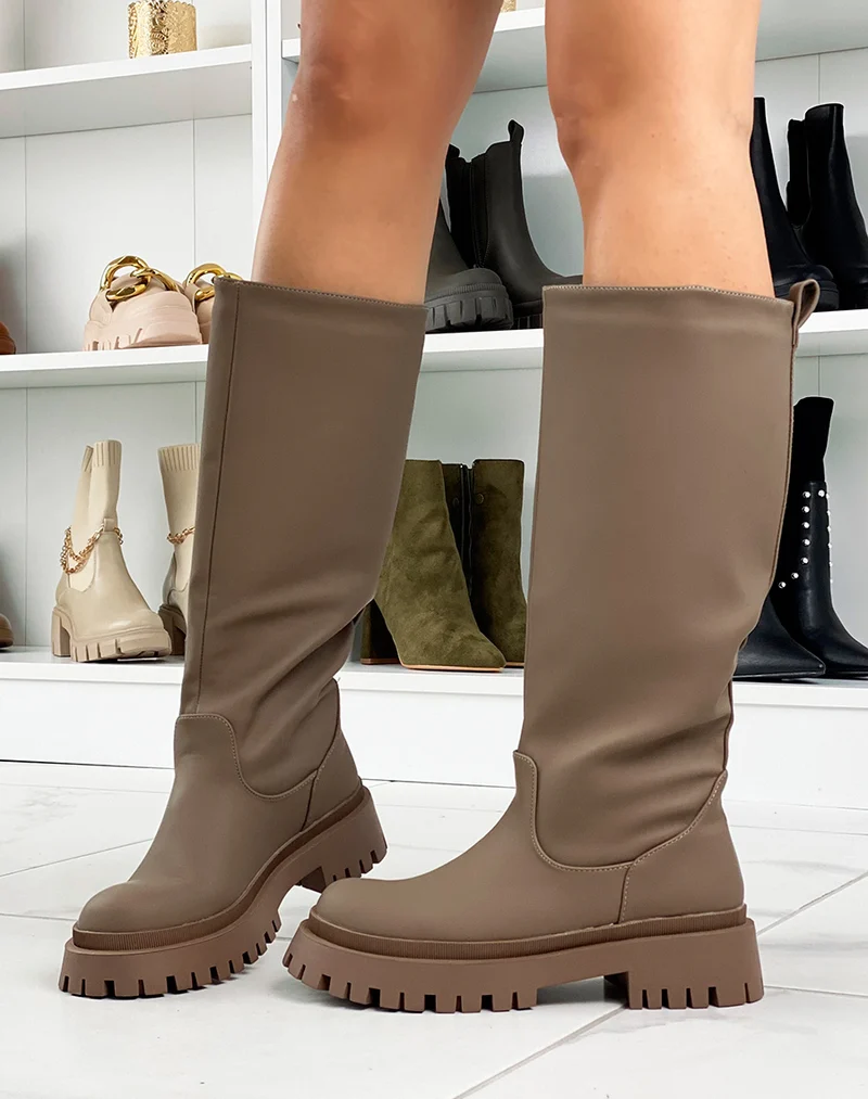Bottes hautes marron foncé gommées à semelle épaisse