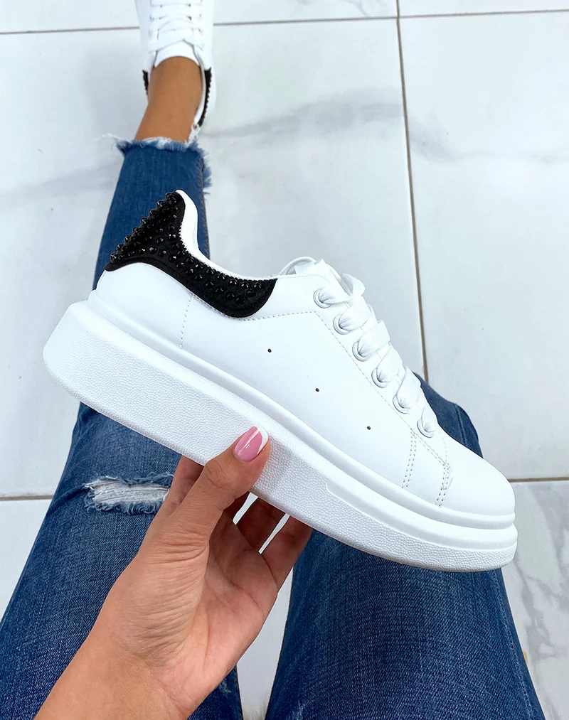 Basket blanches avec empiècement arrière noir ornées de strass
