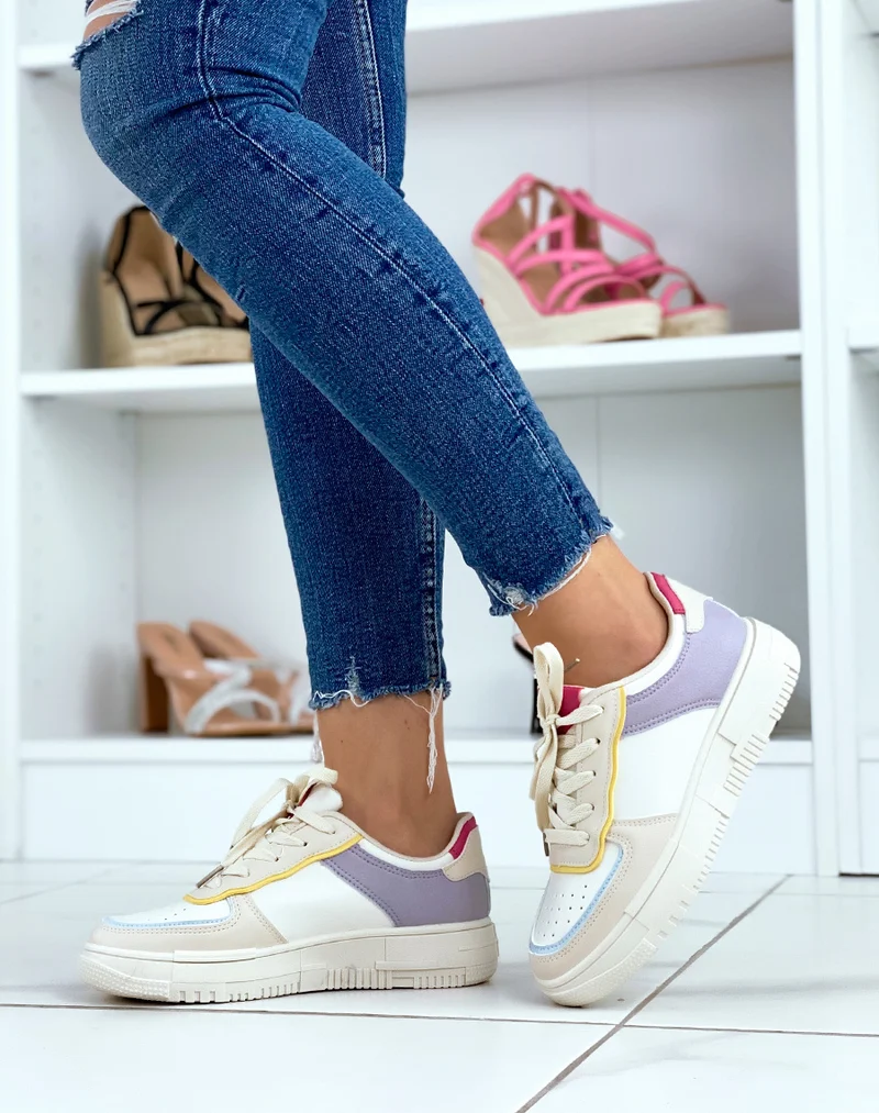 Baskets blanches à empiècements beiges violets roses jaunes et bleus