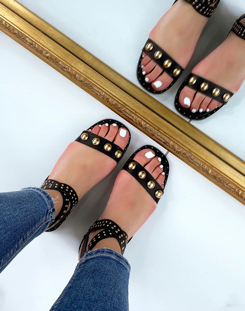 Nu-pieds noirs à clous dorés gros et fins