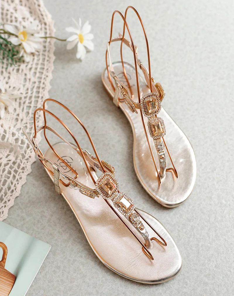 Nu-pieds dorés à bijoux carrés brillants