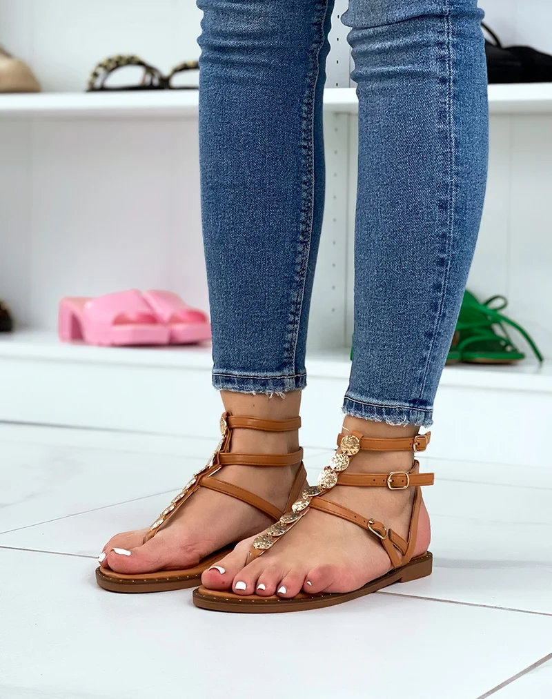 Nu-pieds camel à multiples lanières et bijoux dorés