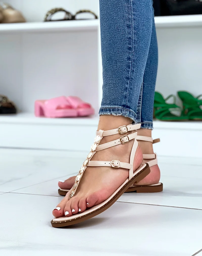 Nu-pieds beiges à multiples lanières et bijoux dorés