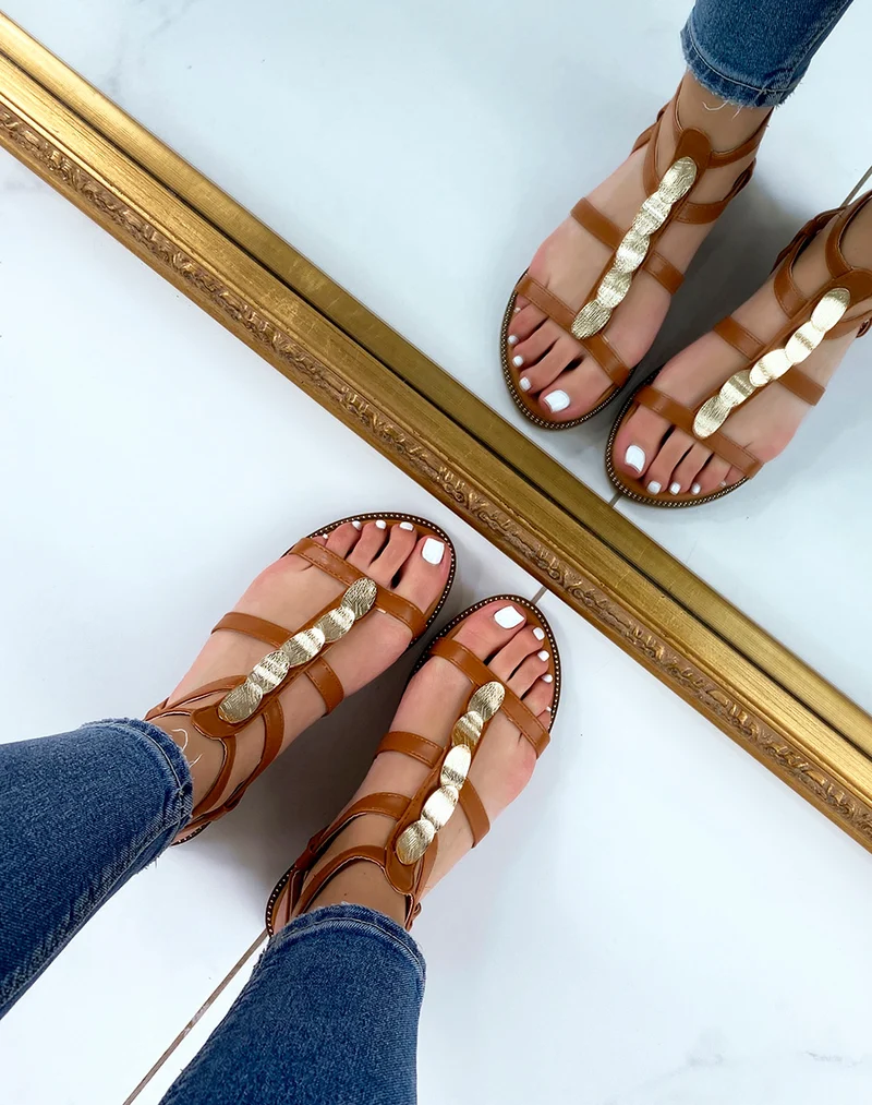 Nu-pieds camel à pièces dorés et multiples brides