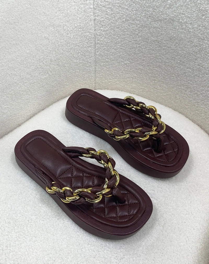 Mules marron chocolat à semelle épaisse et lanière torsadée noire et dorée