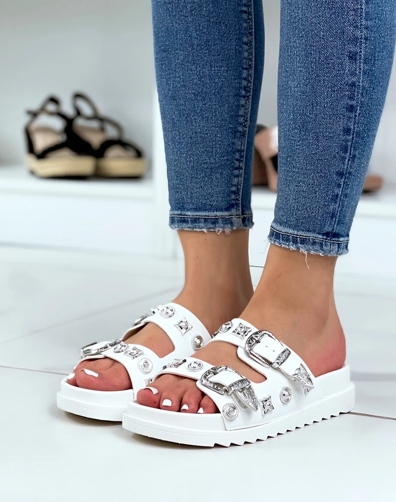 Mules blanches à double brides à bijoux argentés