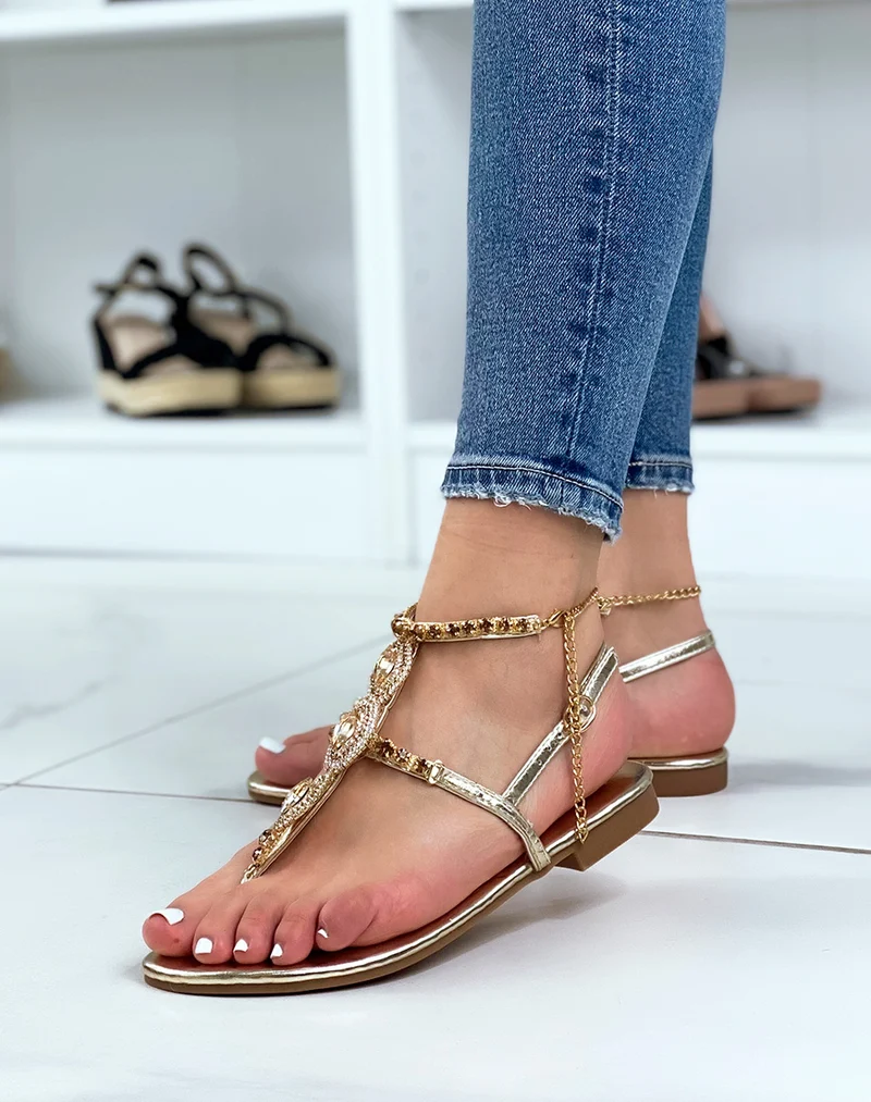 Nu-pieds dorés à lanières à multiples ornements dorés