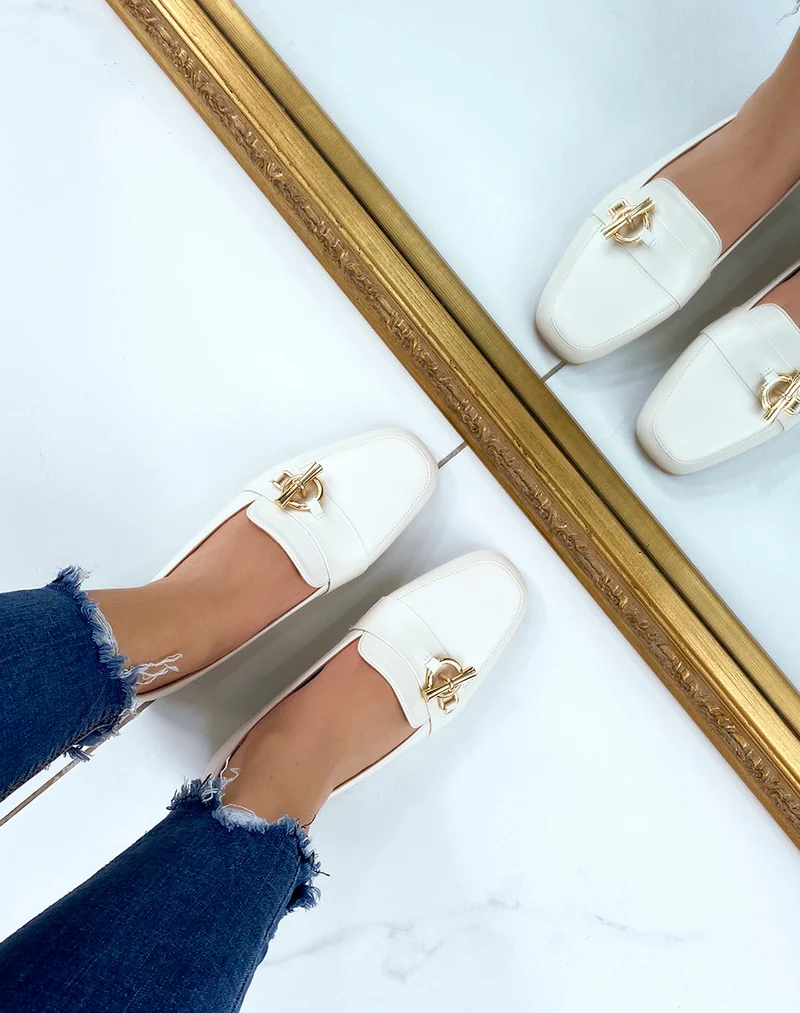 Mocassins beiges à boucle dorée