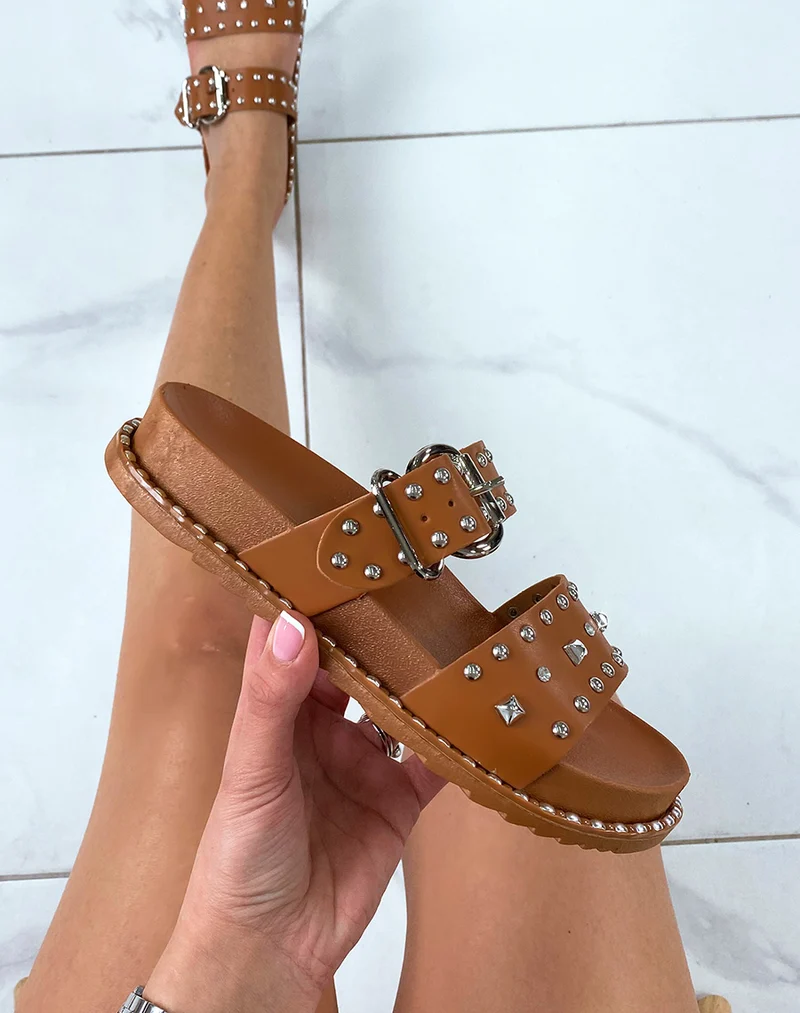 Sandales cloutées camel à boucles
