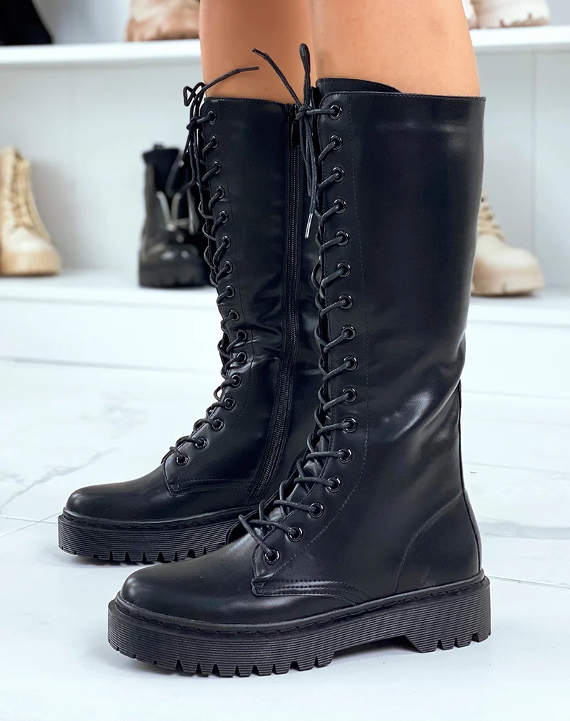 Bottes noires lacées à semelle plate et crantée