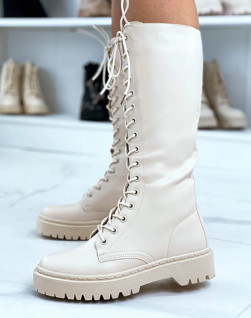 Bottes beiges lacées à semelle plate et crantée