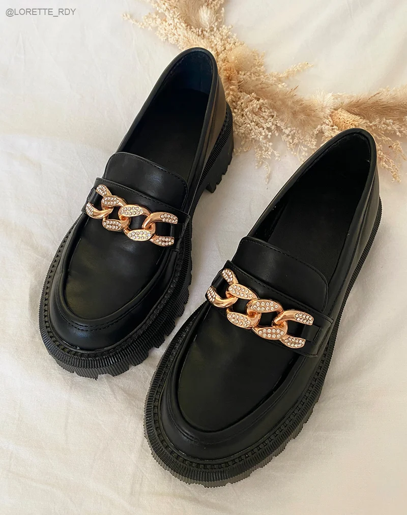 Mocassins noirs à chaîne dorée à strass et semelle crantée