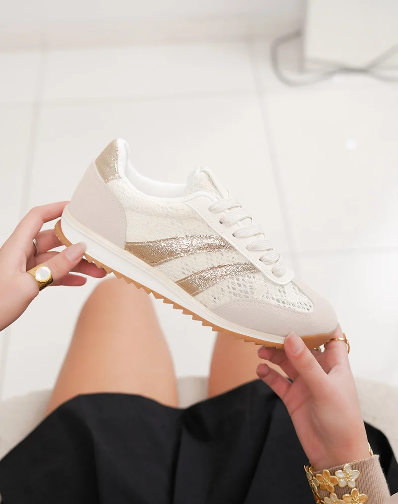 Basket femme beige élégante avec broderie et double rayures dorées pailletées