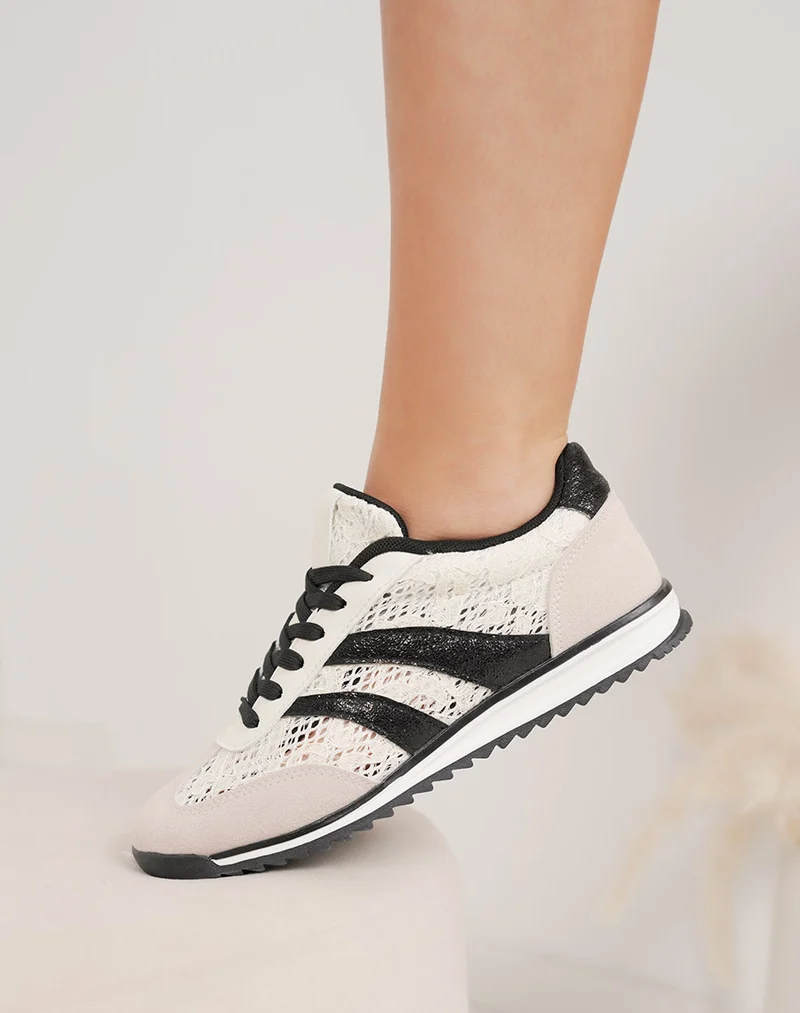 Basket femme noir et beige tendance avec détails broderie et double rayures