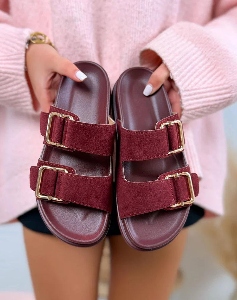 Mules bordeaux en suédine à double bride avec boucles dorées
