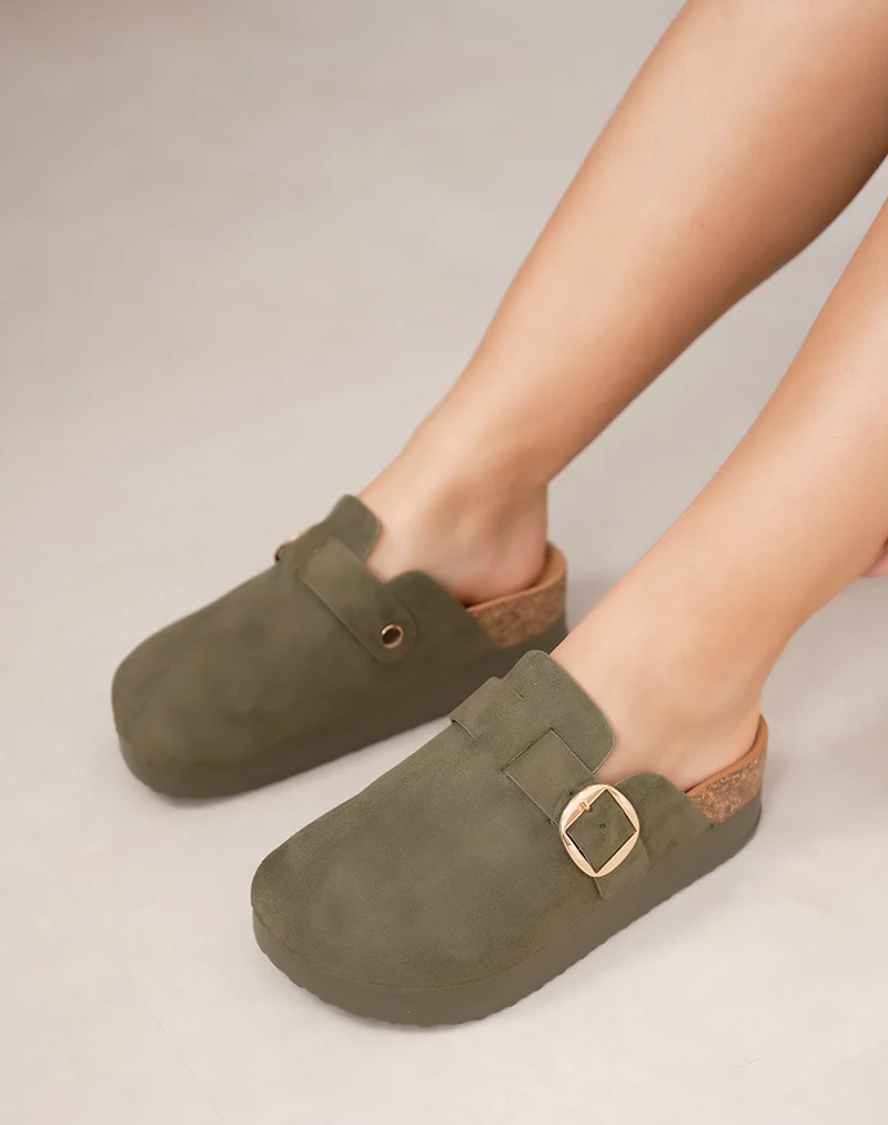 Mules fermées vert kaki en suédine à plateforme avec boucle dorée