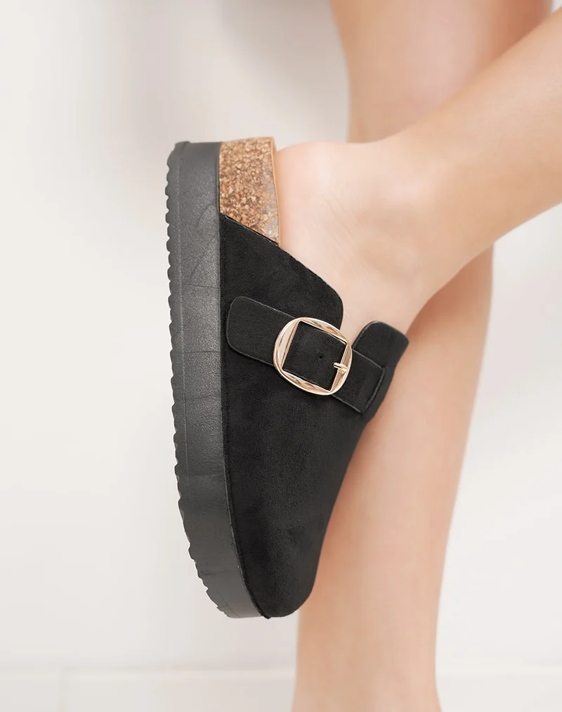 Mules fermées noires en suédine à plateforme avec boucle dorée