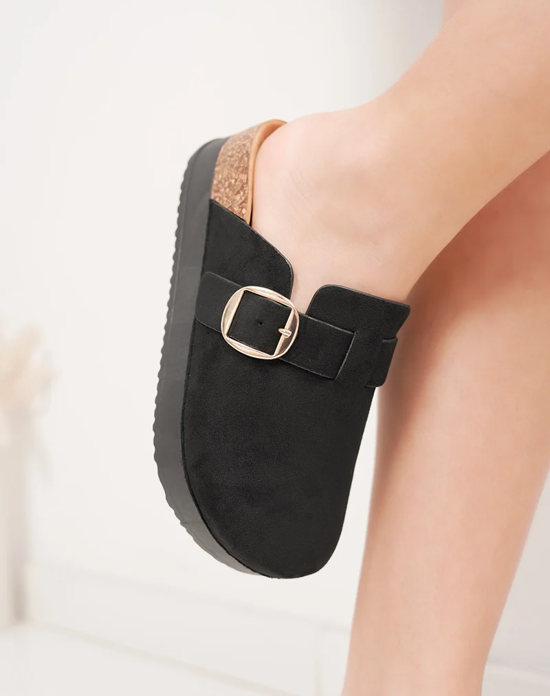 Mules fermées noires en suédine à plateforme avec boucle dorée