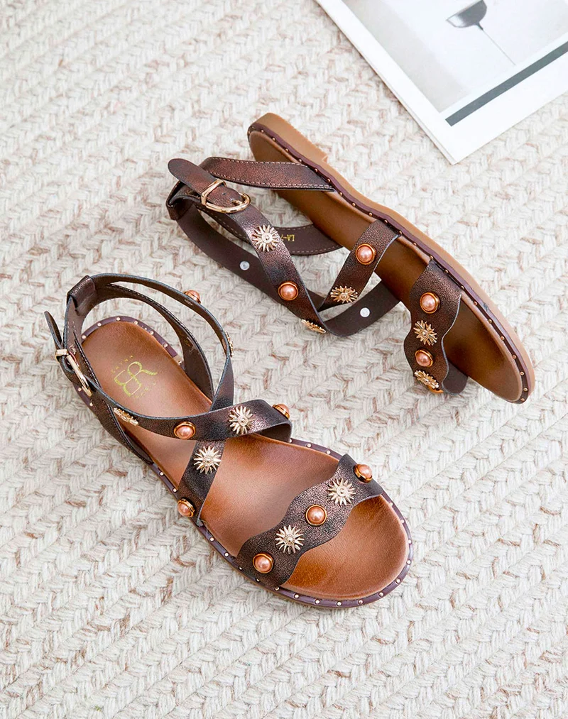 Nu-pieds marrons irisés à détail perles et étoiles