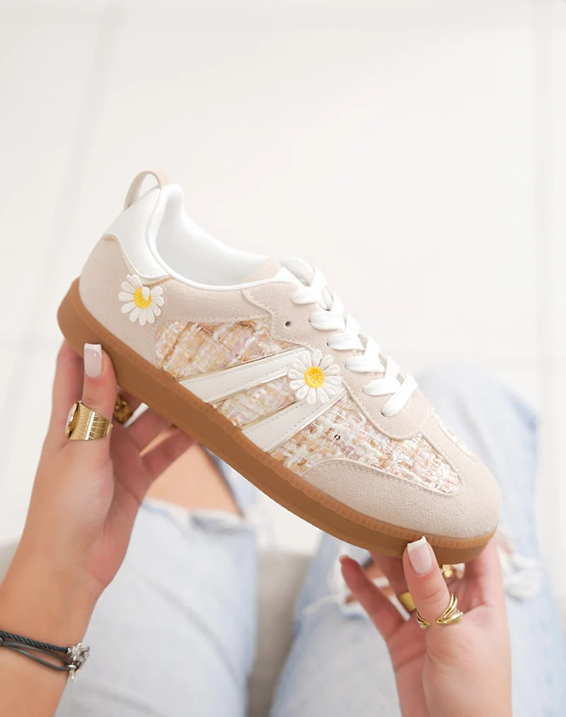 Basket femme beige tendance avec empiècements tissés et marguerites