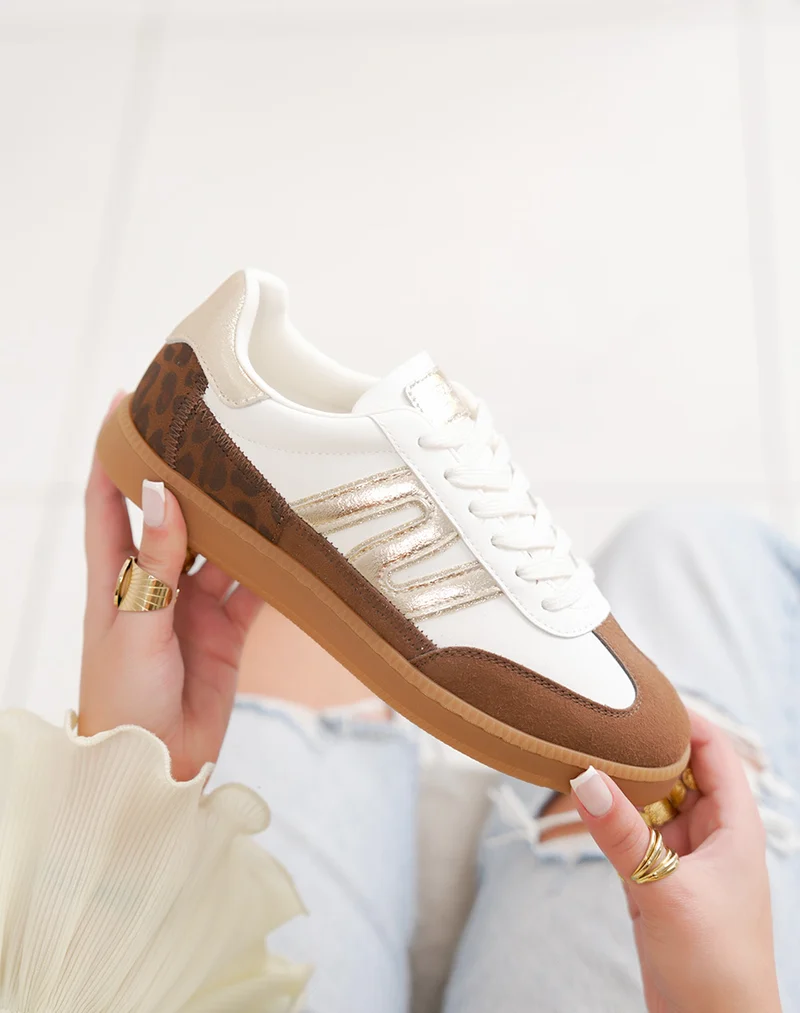 Basket femme blanche tendance avec empiècements marron suédine et détail léopard