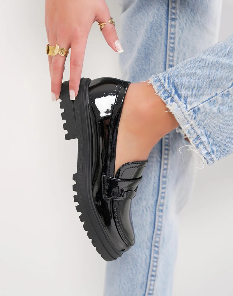 Mocassins femme noirs vernis élégants à semelle crantée épaisse