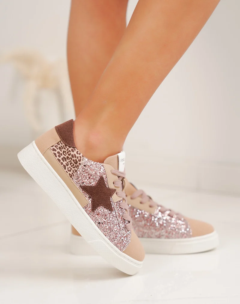 Basket femme champagne élégante à paillettes avec étoile marron foncé et détail léopard