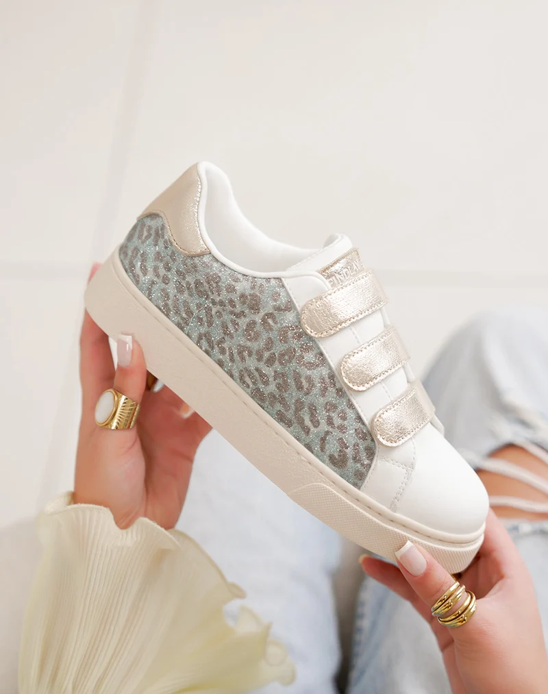 Basket femme blanche tendance à scratch doré et imprimé léopard bleu brillant