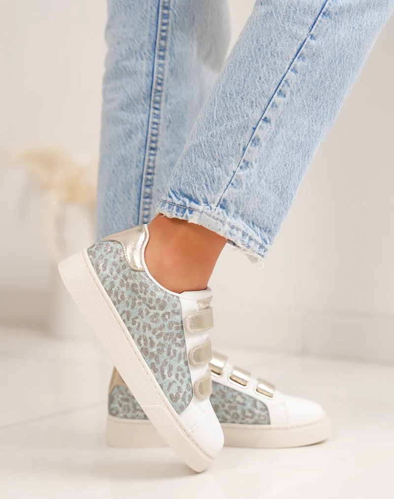 Basket femme blanche tendance à scratch doré et imprimé léopard bleu brillant