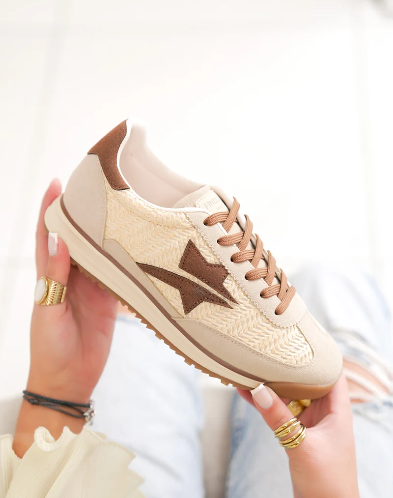 Basket femme beige tendance en osier avec empiècements marron style naturel chic