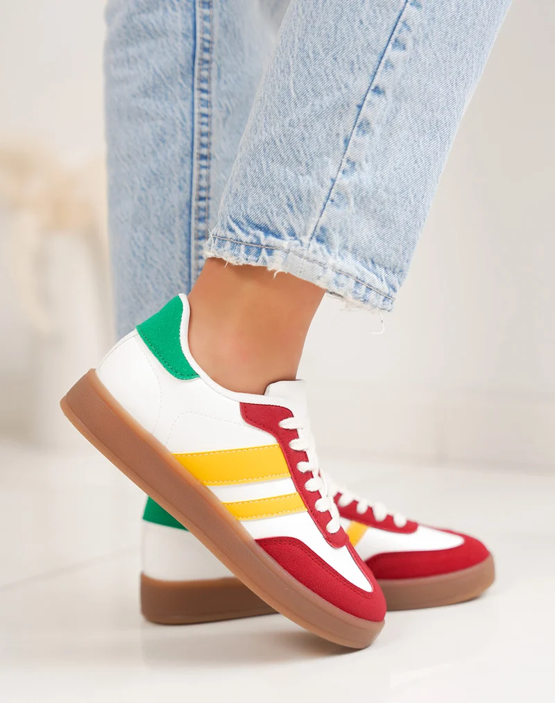 Basket femme blanche tendance à empiècements bordeaux, jaune et vert style rétro