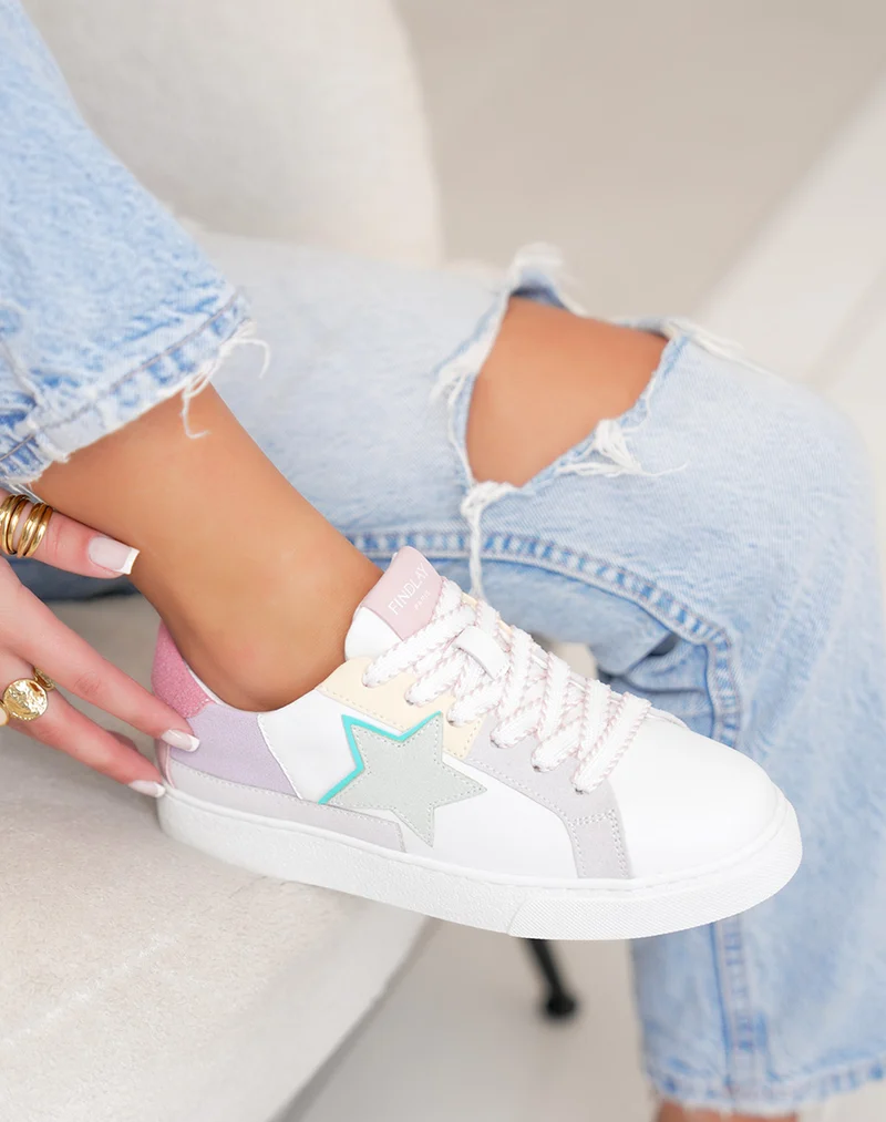 Basket femme blanche tendance pastel à empiècements colorés avec lacets rose et blanc