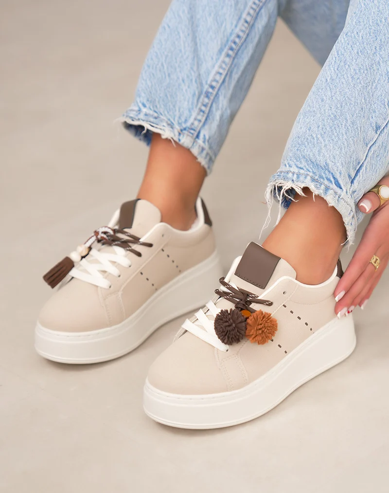 Basket femme beige tendance en suédine à plateforme avec pompon décoratif