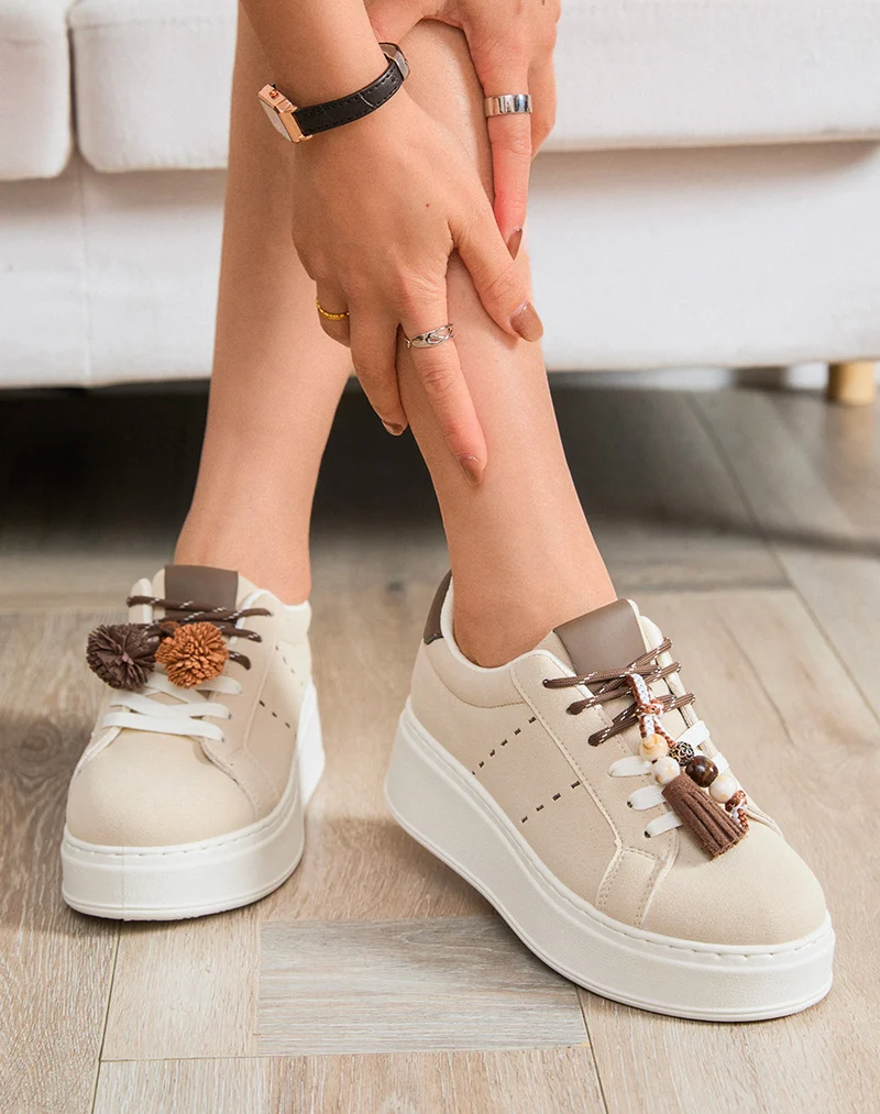Basket femme beige tendance en suédine à plateforme avec pompon décoratif