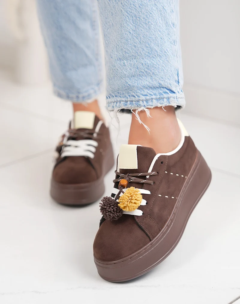 Basket femme marron tendance en suédine à plateforme avec pompon décoratif