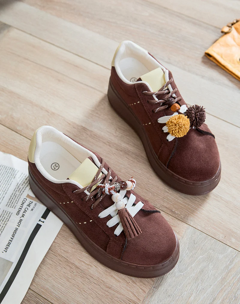 Basket femme marron tendance en suédine à plateforme avec pompon décoratif