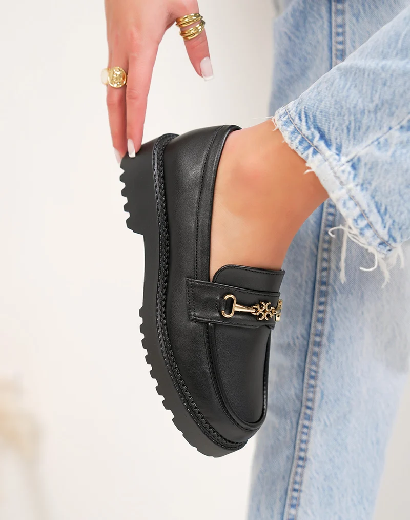 Mocassins femme noir tendance à petite plateforme avec bijou doré et semelle crantée