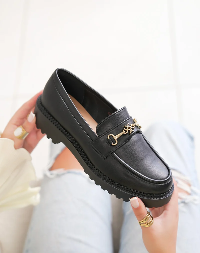 Mocassins femme noir tendance à petite plateforme avec bijou doré et semelle crantée