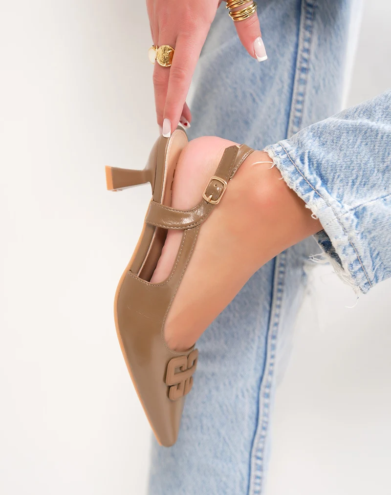 Escarpins femme marron clair élégants à petit talon avec fine lanière ajustable