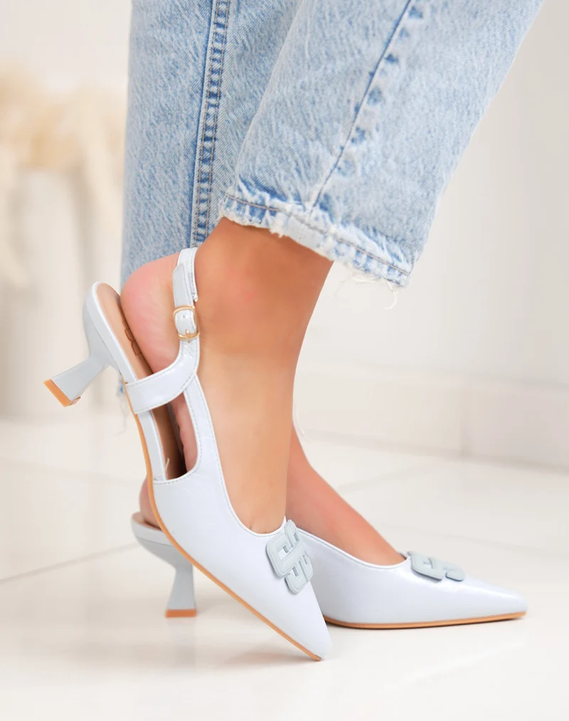 Escarpins femme bleu pastel élégants à petit talon avec fine lanière ajustable