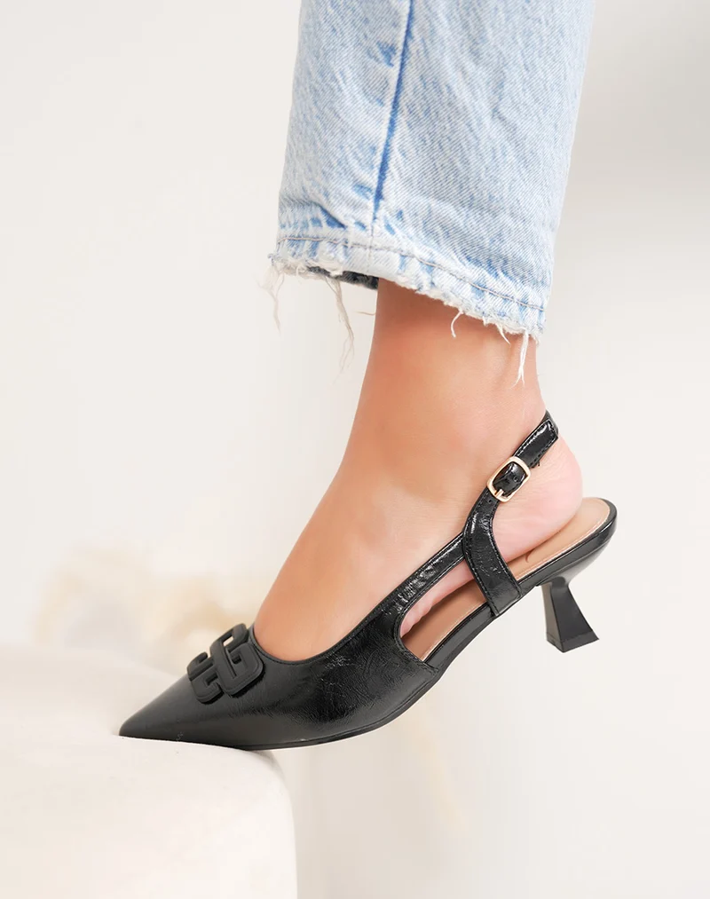 Escarpins femme noirs élégants à petit talon avec fine lanière ajustable