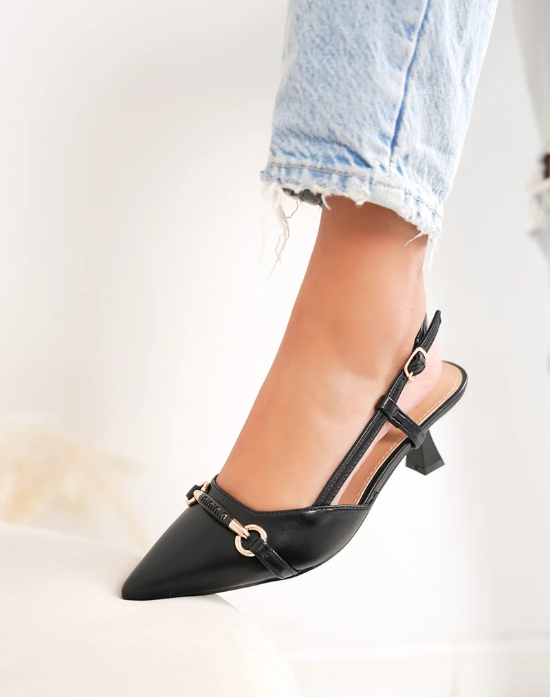 Escarpins femme noirs élégants à petit talon avec bijou doré et lanière ajustable