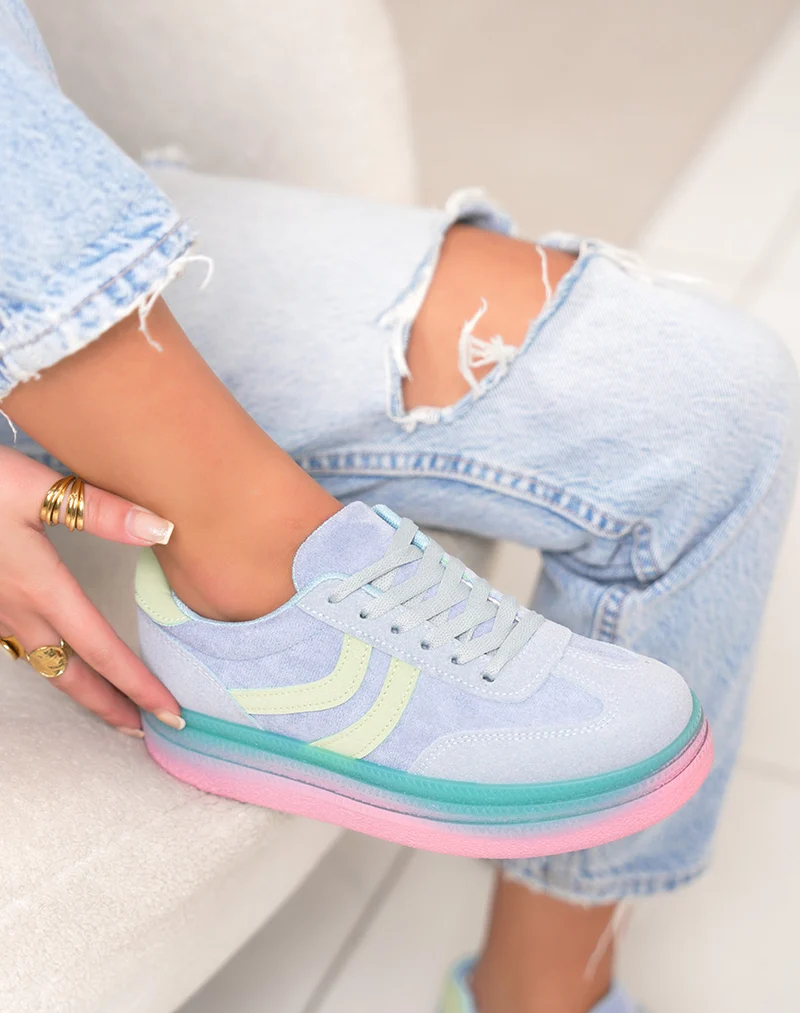 Basket femme bleue pastel tendance à plateforme avec semelle turquoise et rose