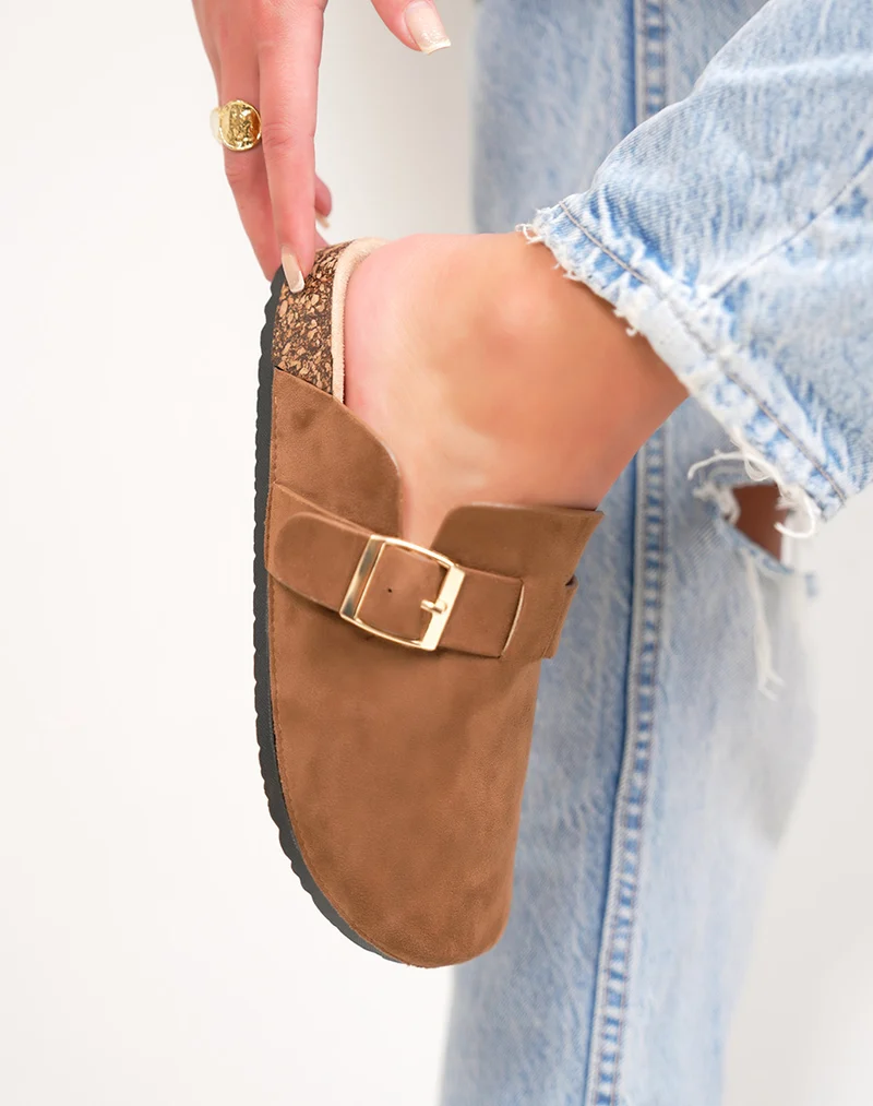 Mules femme marron clair en suédine avec boucle dorée