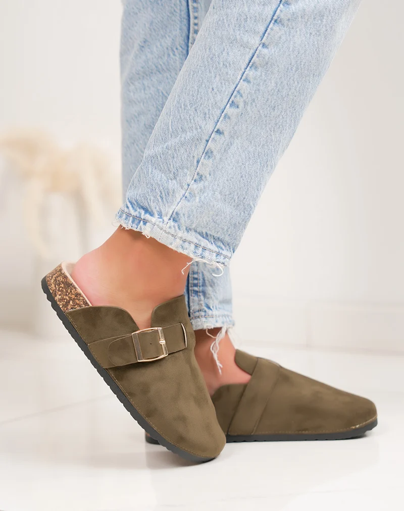 Mules femme vert kaki en suédine avec boucle dorée