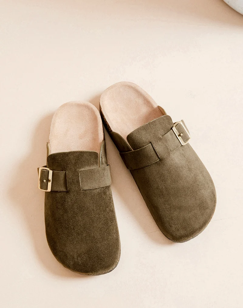 Mules femme vert kaki en suédine avec boucle dorée